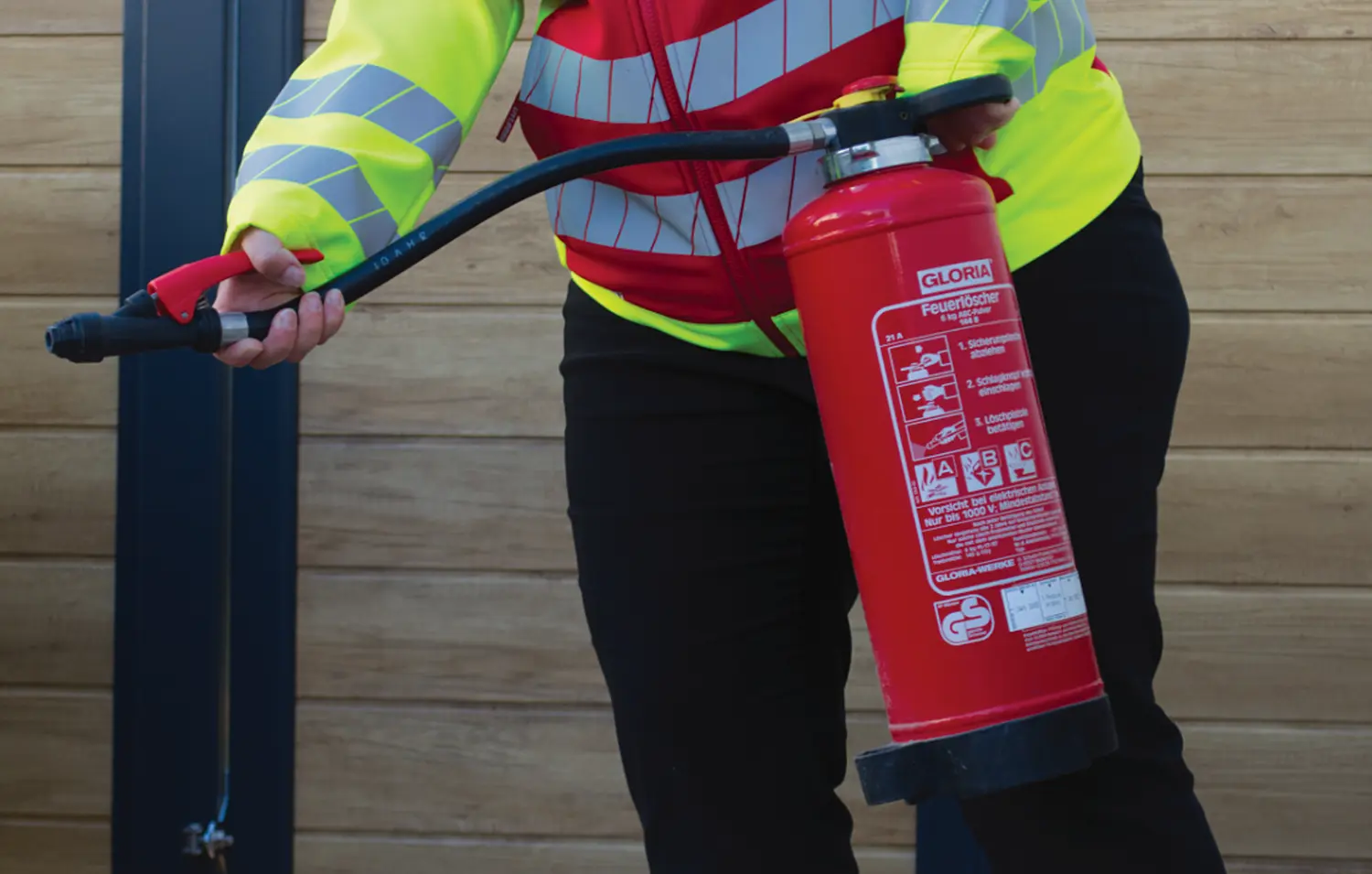 Büro- und Brandschutzdienstleistungen - Mann mit Feuerlöscher